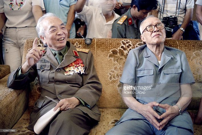 Đại tướng Võ Nguyên Giáp và Phó chủ tịch nước Nguyễn Hữu Thọ trong quộc họp báo quốc tế sau khi Việt Nam rút quân hoàn toàn khỏi Campuchia, ngày 28/9/1989.