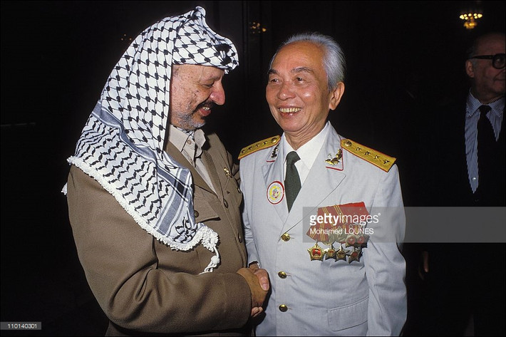 Tướng Giáp gặp gỡ nhà lãnh đạo Palestine Yasser Arafat ở Algiers năm 1987.