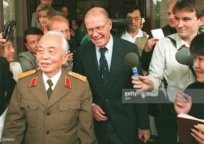 Tướng Giáp và ông McNamara rời phòng họp báo.