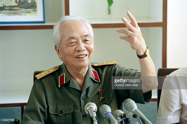 Đại tướng Võ Nguyên Giáp trở lời câu hỏi của các phóng viên dịp kỷ niệm 40 năm chiến thắng Điện Biên Phủ, Hà Nội ngày 2/5/1994.