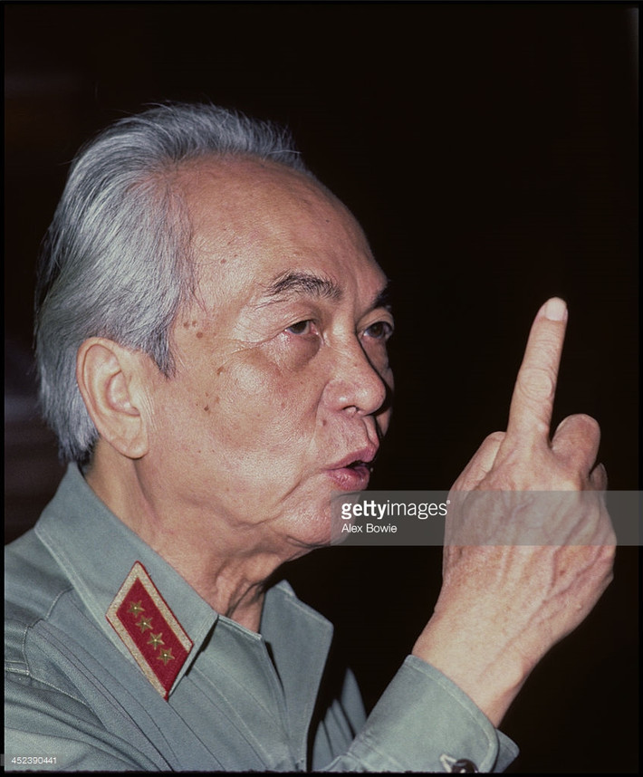 Đại tướng Võ Nguyên Giáp tại Hà Nội ngày 14/5/1984, sau dịp kỷ niệm 30 năm chiến thắng Điện Biên Phủ. Hình ảnh được đăng tải trên Getty Images.