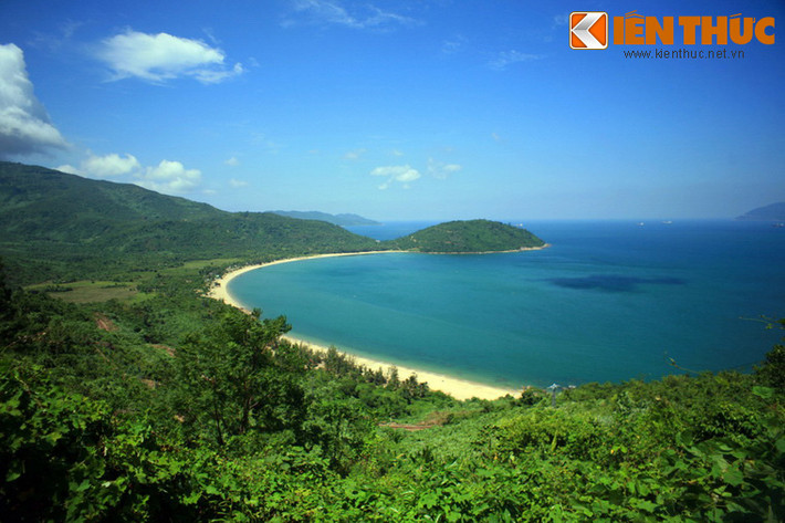 Nằm trên dãy núi Bạch Mã ở giữa địa giới tỉnh Thừa Thiên-Huế và thành phố Đà Nẵng, đèo Hải Vân là một con đèo nổi tiếng với những cảnh đẹp đắm say lòng người.
