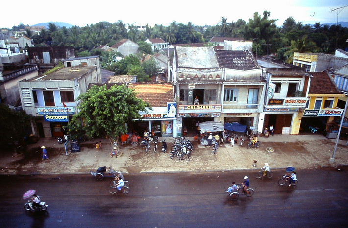 Một góc thị xã Quảng Ngãi, miền Trung năm 1995.