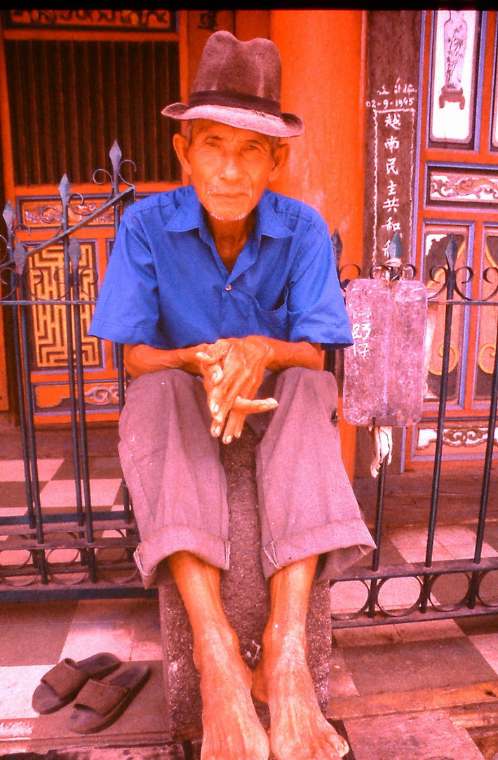 Cụ ông ngồi ngoài miếu Quan Công ở Hội An.
