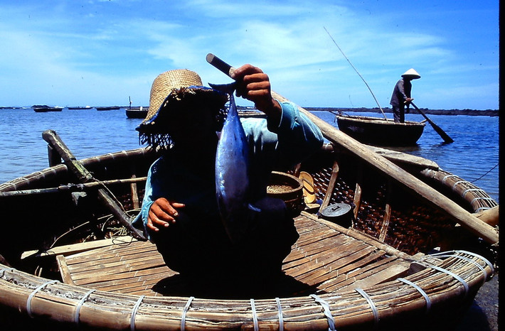 Người ngư dân khoe chú cá tươi rói vừa câu được.