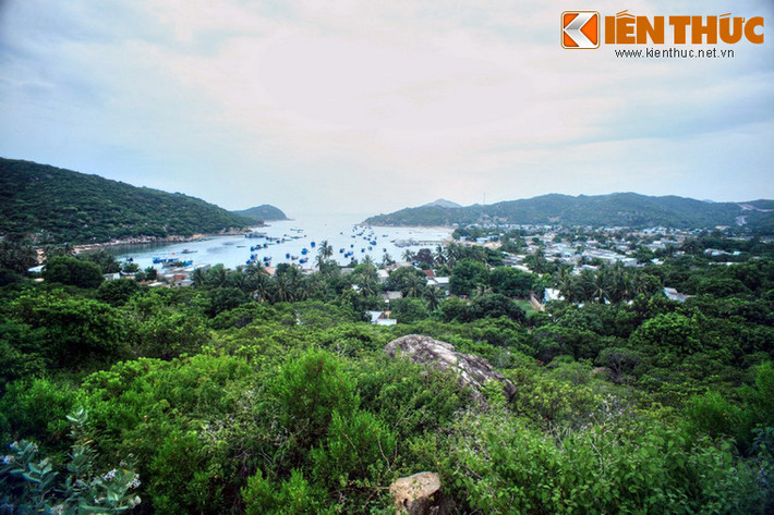 Nằm ở xã Vĩnh Hải, huyện Ninh Hải, tỉnh Ninh Thuận, vịnh Vĩnh Hy là một địa danh du lịch bắt đầu nổi tiếng trong những năm gần đây.