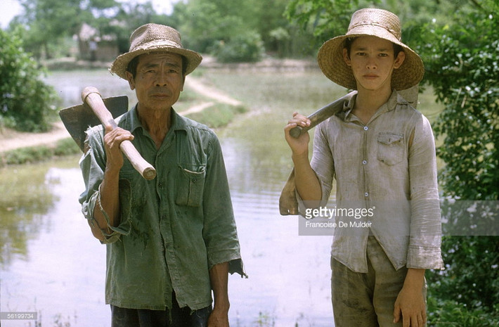 Cậu bé con lai này đã bị mẹ ruột bỏ rơi từ khi còn rất nhỏ.