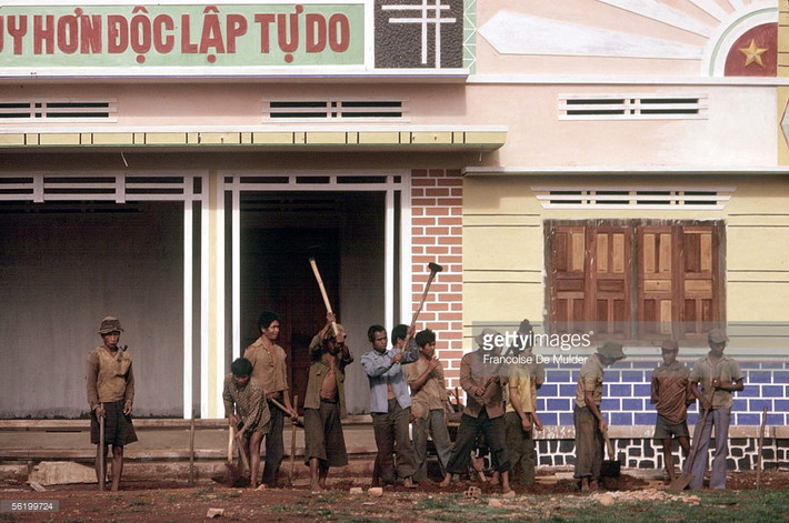 Các công nhân bảo trì đường quốc lộ ở Buôn Ma Thuột.
