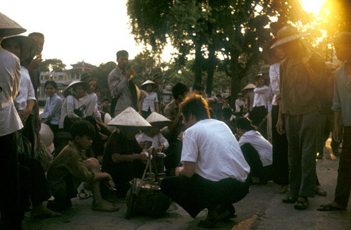 Quầy hàng rong bên bờ hồ.