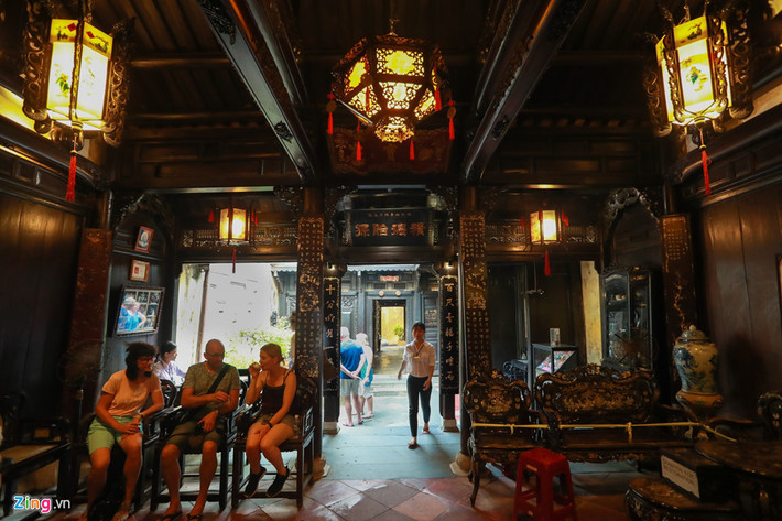 Gỗ là nguyên liệu chính được chủ nhà sử dụng, bên cạnh gỗ còn có loại đá và gạch Bát Tràng, vào mùa hè thì mát, mùa đông ấm áp.