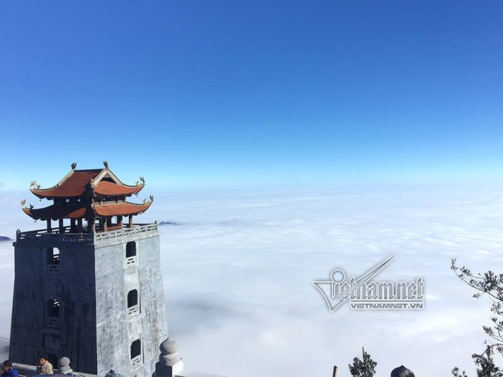 Fansipan lúc mờ sáng: Trắng xoá băng tuyết.
