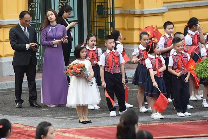 Theo chia sẻ của gia đình, bé Vũ Phạm Phương Linh hiện đang học lớp 3A1- lớp Tiếng Anh song ngữ chất lượng cao, trường Tiểu học Nguyễn Siêu, Hà Nội. Do được học ngoại ngữ từ nhỏ nên Phương Linh có thể giao tiếp, sử dụng tốt tiếng Anh.