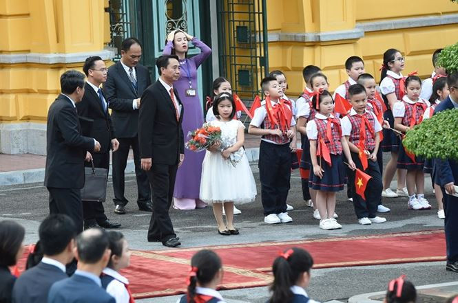 Tại đây, bé Vũ Phạm Phương Linh (8 tuổi) đại diện thiếu nhi Hà Nội tặng bó hoa tươi thắm tới Chủ tịch Trung Quốc Tập Cận Bình.