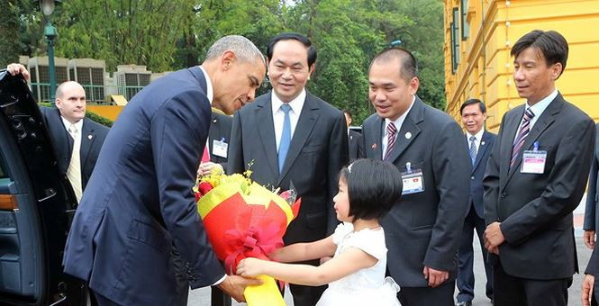 Khá bất ngờ khi Phương Linh chính là bé gái từng nhận vinh dự tặng hoa cho cựu Tổng thống Mỹ Obama hồi tháng 5/2016 và Tổng thống Venezuela Nicolas Maduro Moros khi ông tới Việt Nam vào ngày 31/8/2015. Ảnh: TTXVN.