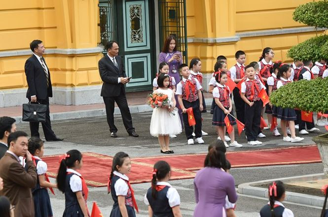 Phương Linh học múa và học vẽ từ năm 4 tuổi. Hiện cô bé đang tham gia CLB ballet tại Cung Thiếu nhi Hà Nội.Theo cô Hà, Trưởng bộ môn Múa tại Cung Thiếu nhi Hà Nội, Phương Linh là cô bé tự tin, múa đẹp, nói tiếng Anh hay nên cô khá yên tâm khi Phương Linh được chọn đại diện thiếu nhi Hà Nội tặng hoa cho Chủ tịch Tập Cận Bình.