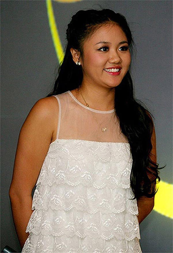 So với những ngày đầu mới "chân ướt, chân ráo" vào showbiz, giờ đây khó ai có thể nhận ra cô ca sĩ tròn trĩnh, bầu bĩnh ngày nào. Ảnh: Văn Mai Hương những ngày đầu bước chân vào làng giải trí là cô bé 16 tuổi với nước da đen ngăm và vóc dáng kém thon gọn.