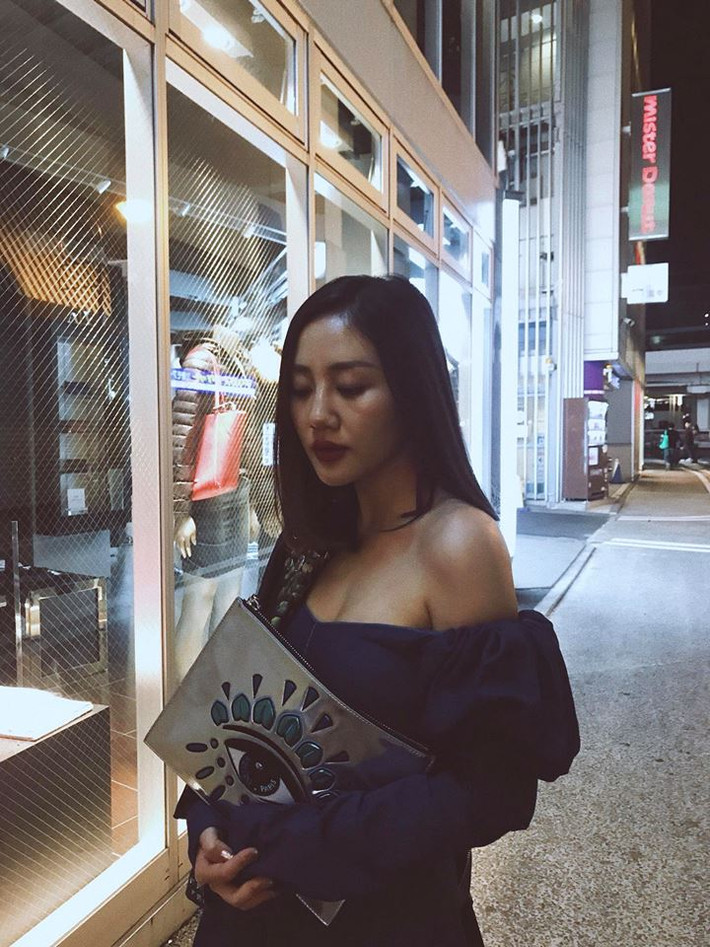Ở góc độ này, có thể thấy phần mũi của nữ ca sĩ đã trở nên thon gọn và cao hơn rất nhiều. Cùng với đó là chiếc cằm nhọn đúng chuẩn V-line. Dù có đụng chạm dao kéo hay không, nhưng tại thời điểm này, không thể phủ nhận nhan sắc xinh đẹp và mặn mà đã góp phần không nhỏ giúp cô ngày càng ấn tượng và ghi điểm hơn!