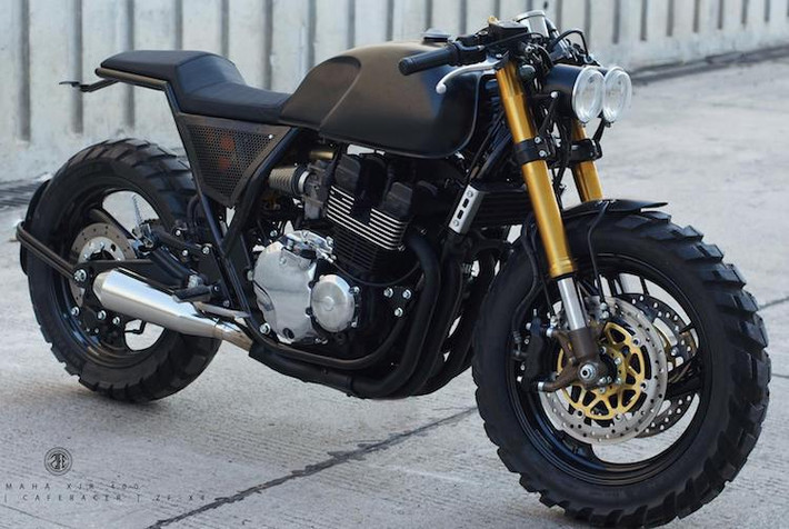 Mặc dù vậy, bộ khung và động cơ 4 xi-lanh thẳng hàng nguyên bản của XJR400 lại là "nguyên liệu" hoàn hảo để "pha" một bản độ cafe racer đúng chất. Nhìn ra điều này, xưởng độ ZIFE Design ở Hà Nội vừa tạo ra một chiếc XJR400 cafe racer với tên gọi ZF-X4.