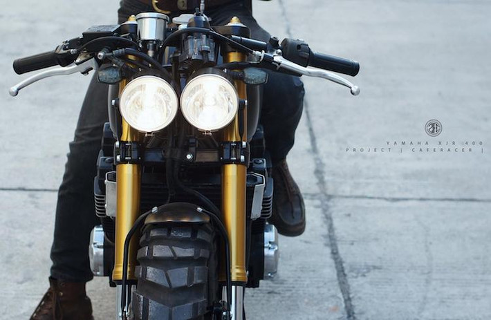 Ở phía trước, đèn pha hình tròn cổ điển của XJR400 đã được ZIFE Design loại bỏ, thay vào đó là cặp đèn pha kép do xưởng tự chế cực "ngầu", phần nào đó mang phong cách của chiếc streetfighter nổi tiếng Triumph Speed/Street Triple. Để tối giản lại khu vực tay lái của xe, xưởng độ này chỉ sử dụng duy nhất một đồng hồ báo tốc chạy cơ.