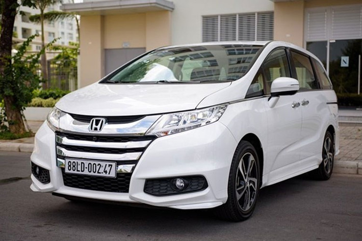 Bên cạnh Honda Accord, mẫu MPV 7 chỗ Odyssey là 1 trong số 3 mẫu xe được Honda nhập nguyên chiếc từ Thái Lan. Trưng bày lần đầu tại triển lãm ôtô Việt Nam 2015, tuy nhiên phải tới tháng 3/2016 Odyssey mới chính thức có mặt ở thị trường Việt. Tại Việt Nam, mẫu xe này cũng có rất ít đối thủ khi chỉ có Kia Sedona và Mercedes V-Class có thể được xếp chung vào thành phân khúc "xe đa dụng hạng sang".