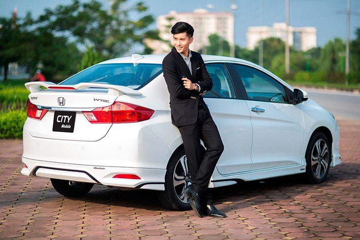 Phiên bản Honda City mới đang được bán tại Việt Nam thuộc thế hệ thứ 6, ra mắt lần đầu trên Thế giới vào năm 2013. Trong năm 2016, Honda chỉ bổ sung thêm cho City phiên bản tùy chọn với bộ phụ kiện bodykit thể thao Modulo, trong khi giữ nguyên thông số kỹ thuật và trang bị của phiên bản 2015.