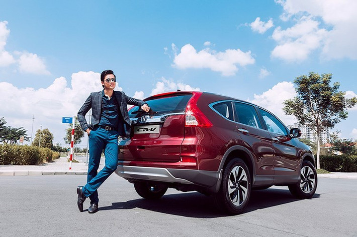 Phiên bản CR-V được Honda bán ở Việt Nam hiện đang thuộc thế hệ thứ 4 của chiếc xe. Vào cuối năm 2016 trên thị trường Thế giới, Honda cũng đã ra mắt thế hệ CR-V thứ 5 hoàn toàn mới, được "lột xác" từ trong ra ngoài. Tuy nhiên thời gian phiên bản này xuất hiện tại Việt Nam vẫn là một dấu hỏi.