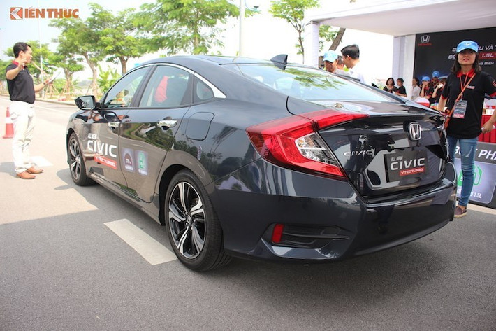 Mặc dù phải tới tháng 1/2017 Honda mới chính thức giao xe cho khách hàng nhưng kết thúc năm 2016, mẫu xe này đã thu hút được sự thu hút sự quan tâm lớn với hơn 1.500 khách hàng tiềm năng cùng hàng trăm đơn đặt hàng được ký kết. Mức giá của Civic thế hệ mới được dự đoán là khoảng 950 triệu đồng - cao hơn khá nhiều so với các đối thủ thuộc phân khúc sedan hạng C.