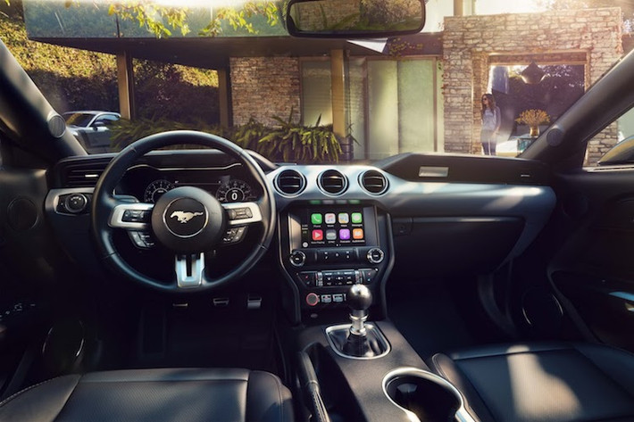 Ở bên trong nội thất, thay đổi lớn nhất của Ford Mustang 2018 đó là bảng đồng hồ của xe được thay bằng một màn hình 12 inch với 3 chế độ hiển thị dựa trên chế độ lái là normal, sport và track. Chất liệu sử dụng để làm nội thất của xe cũng đã được nâng cấp để khiến cabin trở nên sang trọng hơn, bao gồm có các chi tiết nhựa mềm và viền nhôm thật.