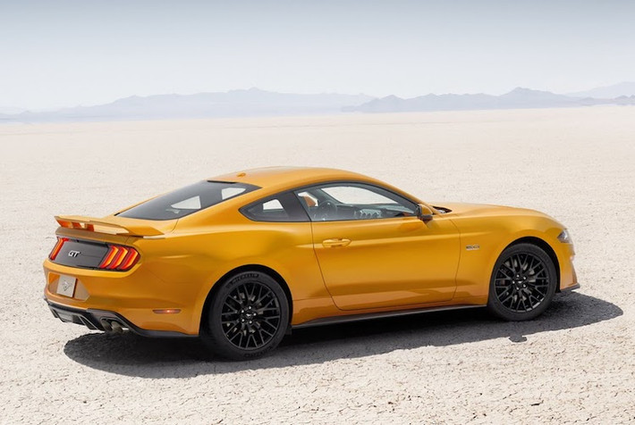Ở phía sau, đèn hậu của Ford Mustang 2018 vẫn gồm 3 dải LED mỗi bên, nhưng mỗi dải LED đã được bẻ góc thành hình chữ C. Bên cạnh đó, chiếc xe cũng có cản sau mới với cánh khuếch tán khí động, tấm ốp sau đuôi xe có thêm gân nổi và cánh đuôi trên phiên bản Mustang GT.
