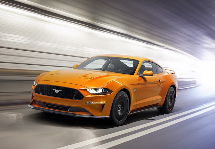 Do có doanh số bán ra quá thất vọng, dòng động cơ nạp khí tự nhiên V6 3.7l đã bị Ford loại bỏ trên Mustang 2018, khiến chiếc xe chỉ còn lại động cơ EcoBoost 4 xi-lanh tăng áp 2.3l và V8 5.0l. Theo Ford, động cơ V8 có hệ thống phun xăng trực tiếp và EcoBoost có mô-men xoắn cao hơn; tuy nhiên hãng không công bố chi tiết công suất của xe.
