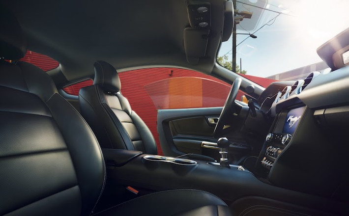 Mustang 2018 cũng được thương hiệu xe Ford nâng cấp hàng loạt các hệ thống an toàn chủ động như bảo vệ trước khi va chạm xảy ra, nhận biết người đi bộ, cảnh báo khoảng cách với xe phía trước, cảnh báo chuyển làn, hỗ trợ giữ làn và cảnh báo người lái không tỉnh táo.