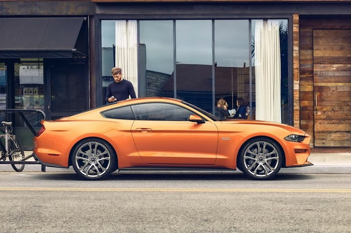 Ra mắt lần đầu vào ngày 5/12/2013 và bán ra vào năm 2014, thế hệ xe cơ bắp Ford Mustang thứ 6 tính tới nay đã được khoảng 3 năm tuổi. Chính vì vậy, phiên bản nâng cấp giữa vòng đời (facelift) Ford Mustang 2018 đã vừa được ra mắt, với những thay đổi mới khiến mẫu xe này càng trở nên hấp dẫn hơn.