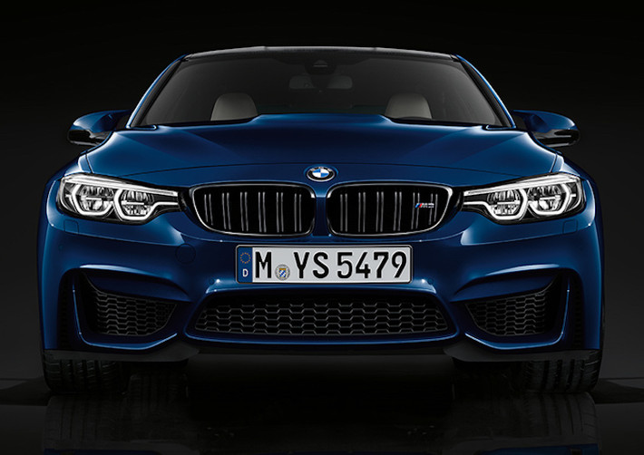 Tuy nhiên ở đợt nâng cấp này, BMW M3 chỉ được thay đổi rất ít chi tiết. Trong đó dễ nhận thấy nhất là cặp đèn pha mới ở phía trước giống như M4 mới, với những dải LED chạy nối liền với lưới tản nhiệt của xe.