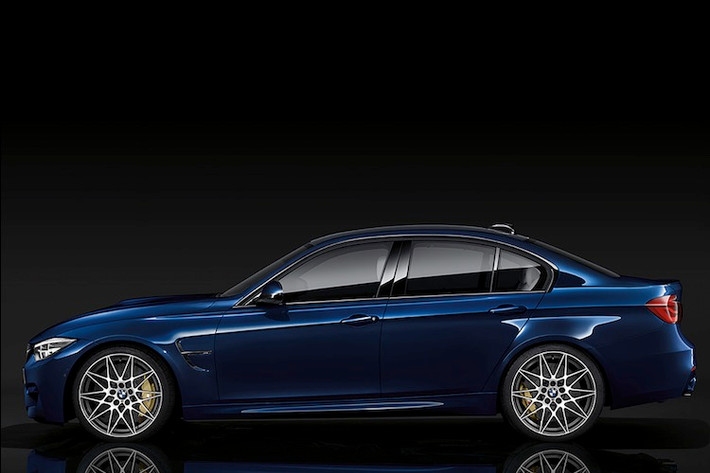 Sau khi BMW nâng cấp toàn bộ dòng 4 Series trong đó có cả phiên bản M4 thể thao, tới lượt "người anh em" sedan BMW M3 2018 cũng đã được cải tiến rất nhẹ. Như vậy, đây là lần thứ 2 thế hệ M3 hiện tại đã được BMW nâng cấp, sau đợt cải tiến lớn vào năm 2015.