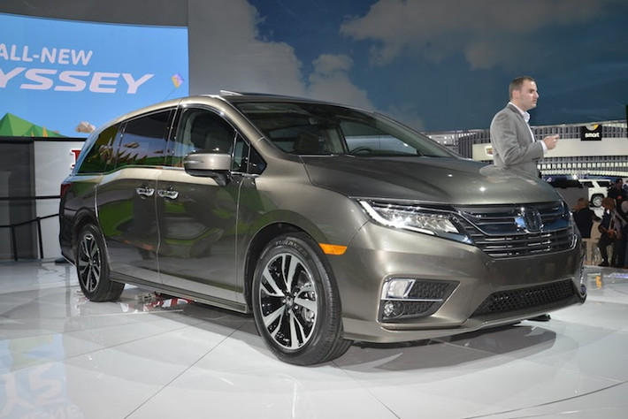 Như đã hẹn trước đó, Honda đã chính thức giới thiệu mẫu minivan gia đình Honda Odyssey 2017 thế hệ thứ 5 mới nhất. Phiên bản vừa được giới thiệu là bản Odyssey tại Bắc Mỹ, có kích thước lớn hơn nhiều so với bản Odyssey "quốc tế" đang bán ở Việt Nam và nhiều nước châu Á - châu Đại Dương khác.