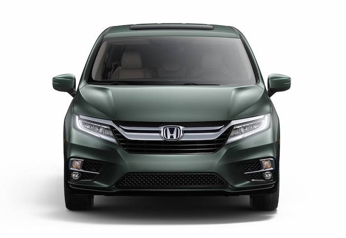 Các trang bị tiêu chuẩn của Odyssey 2017 gồm đèn pha tự động, cảnh báo điểm mù, cảm biến đỗ xe trước sau, hệ thống quan sát xe đang vượt phía sau, sạc điện thoại không dây, máy hút bụi trong khoang xe Honda-Vac, hàng ghế trước có sưởi và thông gió, gương hậu và tay lái có sưởi, gạt mưa tự động...