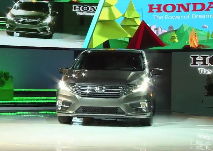 Trên thế hệ Odyssey thứ 5 này, "phom" của thế hệ trước vẫn được Honda giữ nguyên. Ở phía trước chiếc xe nổi bật với các đèn pha LED sắc sảo cùng lưới tản nhiệt hình đôi cánh đặc trưng của các dòng xe Honda và cản trước có thiết kế thể thao hơn.