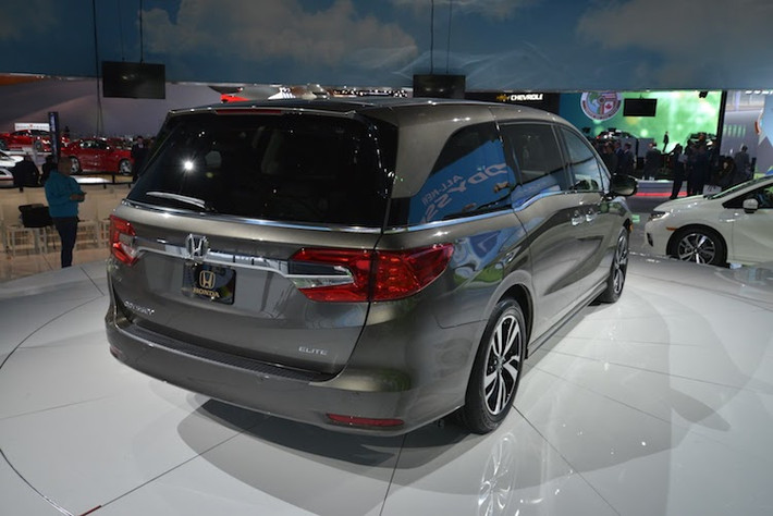 Tương tự, phần đuôi của Odyssey cũng nổi bật nhờ những đường nét đậm hơn. Cụm đèn hậu của xe được nâng cấp lên đèn LED, nối liền giữa 2 đèn hậu là tay nắm cửa mạ chrome sang trọng hơn so với dải nhựa trong màu đỏ của thế hệ trước.