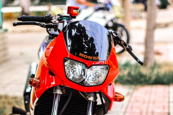 LS125R là mẫu xe côn tay thể thao phân khối nhỏ của Honda, được sản xuất tại Thái Lan từ năm 1995 cho tới năm 2002. Được coi là "bước chuyển giao" giữa các dòng xe máy phổ thông với kết cấu khung dạng underbone với những chiếc xe nam khung backbone, LS125 thừa hưởng thiết kế backbone mạnh mẽ cùng kích thước gọn gàng và nhiều chi tiết của xe underbone.