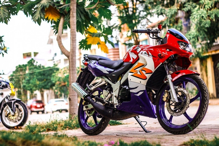 Khi nhắc tới xe 2 kỳ tại Việt Nam, những người đam mê xe thường nhớ về các dòng "Su xì po" hay Yamaha Z125. Tuy nhiên, trong thập niên 90 của Thế kỷ 20, đã có rất nhiều "huyền thoại 2 kỳ" từ nhà sản xuất Honda đã để lại ấn tượng sâu sắc trong lòng dân chơi Việt, có thể kể tới các tên tuổi như NSR150, Nova Dash 125 hay môtô Honda LS125R.