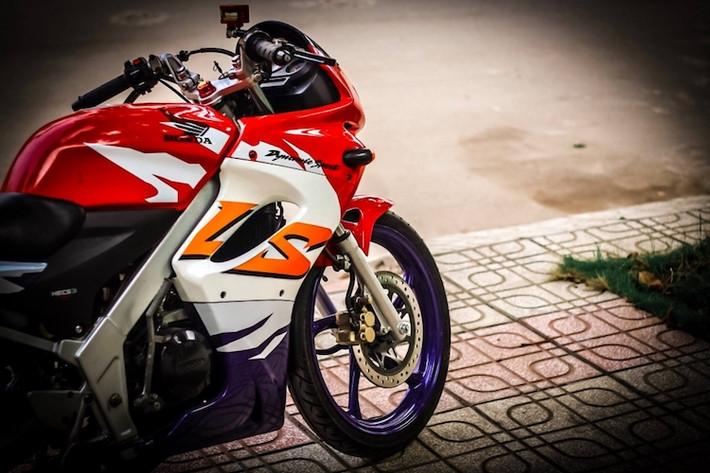 Nằm phía sau quây gió của LS125R là khối động cơ 2 kỳ xi-lanh đơn làm mát bằng chất lỏng với hành trình piston 52 mm và đường kính trái 55 mm. Động cơ của xe có tổng cộng 6 cấp số, ly hợp ướt và được "nuôi ăn" bởi chế hòa khí PE24.