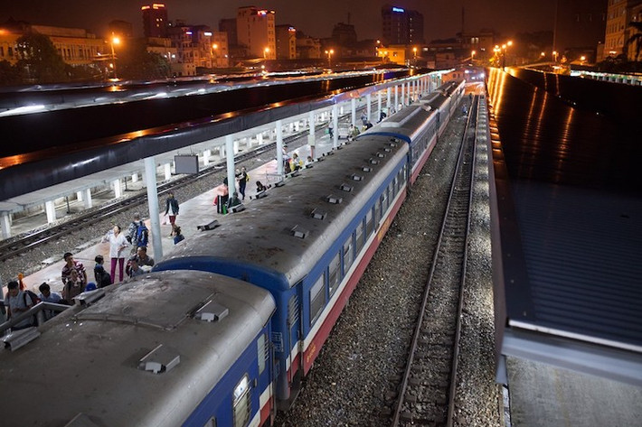 Một chuyến tàu ký hiệu SE chuẩn bị lăn bánh rời ga Hà Nội vào đêm để chạy dọc hành trình Bắc Nam, điểm cuối cùng tại TP HCM. Để vượt qua chặng đường dài 1.730 km, hành khách sẽ phải trải qua khoảng 30 giờ ăn ngủ trên tàu đêm.