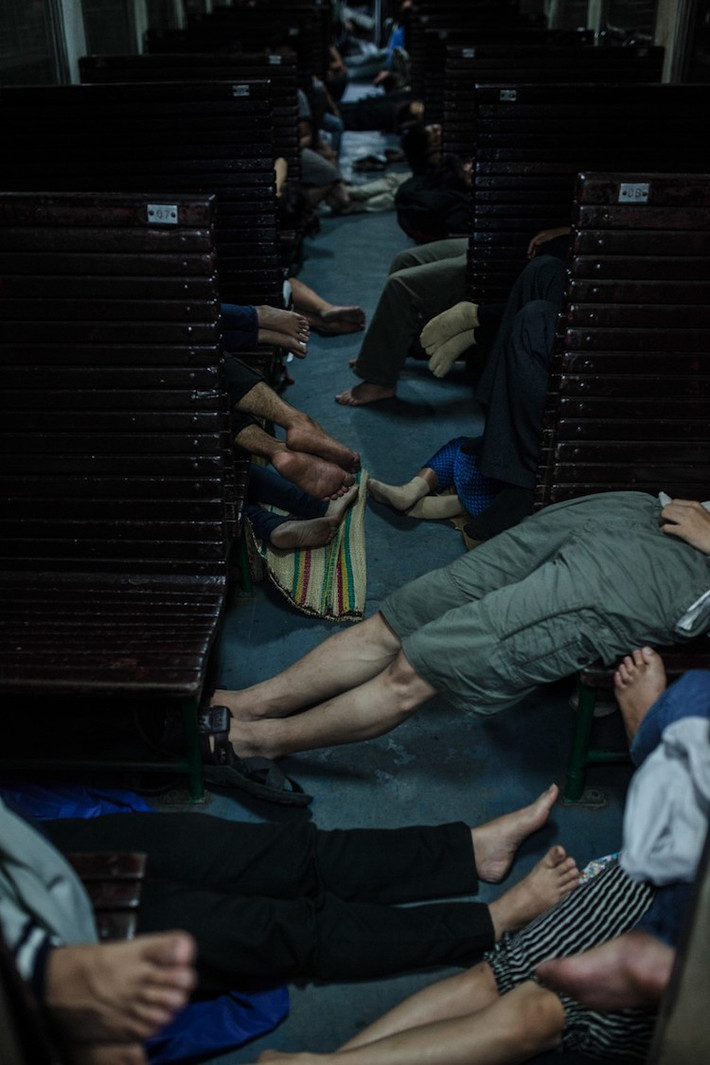 Bên trên một toa tàu TN2. Mặc dù toa này sử dụng ghế ngồi cứng nhưng đa số hành khách đều nằm.