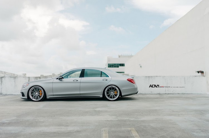 Mercedes S63 AMG được trang bị khối động cơ V8 Biturbo dung tích 5.5L, sản sinh công suất tối đa 577 mã lực tại 5.500 vòng/phút, mô-men xoắn cực đại 900 Nm tại 2.250 - 3.750 vòng/phút đi kèm hộp số tự động 7 cấp. Với khối động cơ này, xe có khả năng tăng tốc từ 0 – 96 km/h mất 3,7 giây tốc độ tối đa giới hạn điện tử 250km/h.