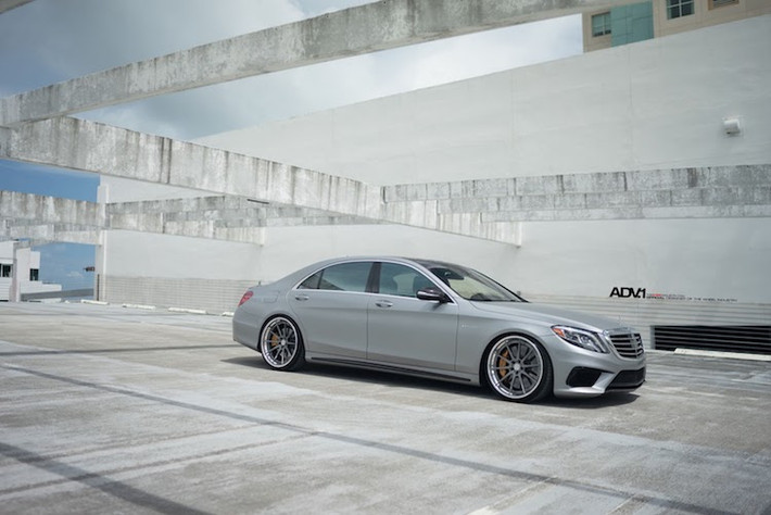 Giống như những chiếc xe thể thao Mercedes-AMG khác, S63 AMG cũng sở hữu ngoại thất ấn tượng hơn so với phiên bản thường nhờ có bộ bodykit thể thao, trong đó đặc biệt nổi bật là cản trước với các khe lấy gió cực lớn.