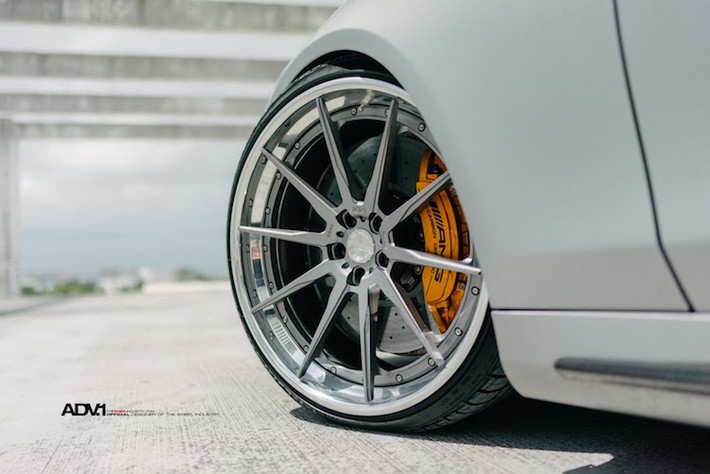 Vốn đã sở hữu thiết kế rất hấp dẫn, S63 AMG lại có vẻ ngoài trở nên mạnh mẽ và thể thao hơn khi được chủ xe trang bị cho bộ mâm "thửa riêng" ADV1S Track Spec CS Series với mặt mâm màu nhôm phay mờ kết hợp vành phay bóng từ hãng ADV.1 của Mỹ.
