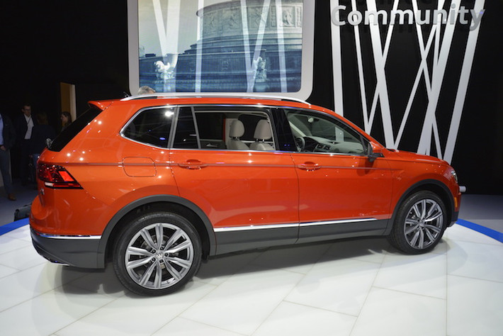 Điểm khác biệt lớn nhất của xe đó là chiều dài. Tiguan vốn đã có khoảng cách trục cơ sở tăng thêm 7,7 cm so với thế hệ cũ, tuy nhiên phiên bản Tiguan Mỹ còn tiếp tục kéo dài thêm 110 mm để có không gian rộng hơn ở phía sau. Chính vì vậy, khu vực cột C của xe đã có kiểu dáng khác một chút và cửa sau dài hơn so với bản Tiguan thường.
