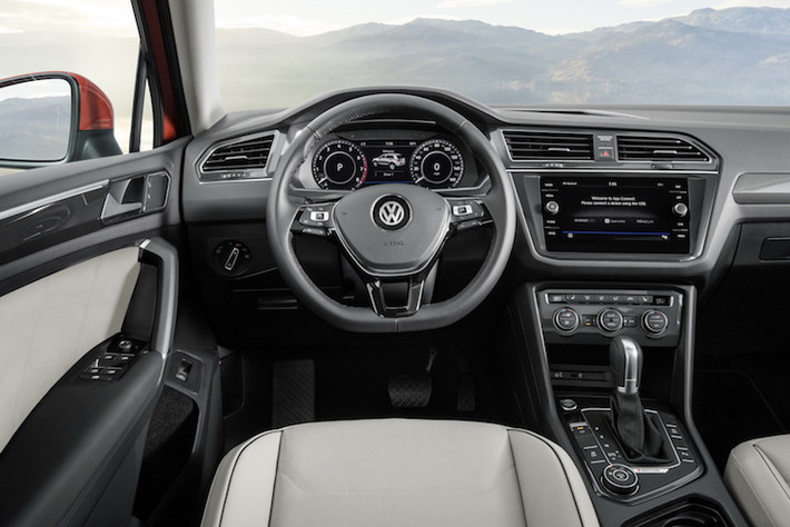 Nội thất của Tiguan mới khá gần với dòng Golf. Các phiên bản cao cấp của xe sẽ có hệ thống thông tin giải trí với màn hình cảm ứng 8 inch, hỗ trợ phần mềm định vị, các kết nối như Apple CarPlay, Android Auto hay Mirror Link bên cạnh cổng USB/AUX quen thuộc.