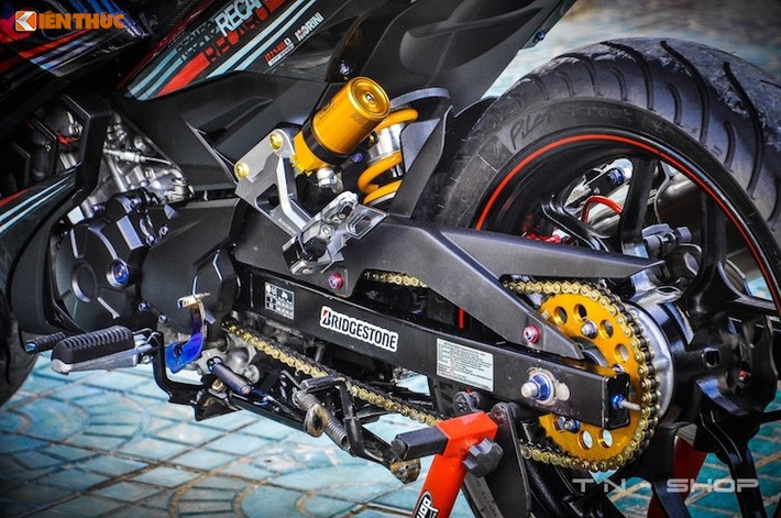 "Dàn chân" phía sau Exciter 150 độ cũng được nâng cấp với mâm R3 kèm lốp Michelin Pilot Street, phuộc Ohlins, dàn để chân cho người ngồi sau bằng nhôm CNC và bộ nhông sên đĩa SSS màu vàng nổi bật.