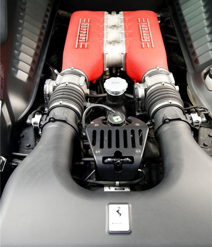 Ở dạng nguyên bản, Ferrari 458 Italia được trang bị động cơ 4.5 lít V8 nạp khí tự nhiên với công suất tối đa đa 562 mã lực và mô-men xoắn cực đại 540 Nm. Động cơ này được kết hợp với hệ thống dẫn động cầu sau và hộp số GETRAG 7 cấp ly hợp kép. Theo Ferrari, thời gian tăng tốc của 458 Italia từ 0-100 km/h chỉ rơi vào khoảng 2,9-3 giây. Trong khi đó, tốc độ tối đa của xe là 340 km/h.